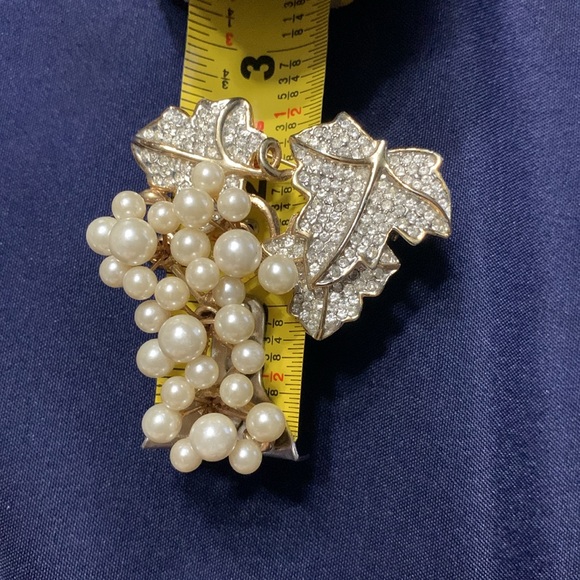 Vintage faux cluster pearl grape leafs and rhinestone brooch - Picture 2 of 5